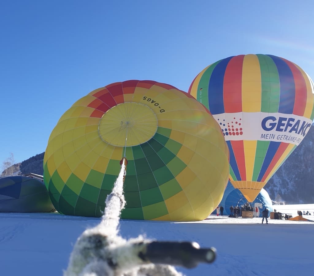 Blick auf einen Ballon am Boden am Seil entlang, dahinter ein weiterer Ballon, der bereits steht