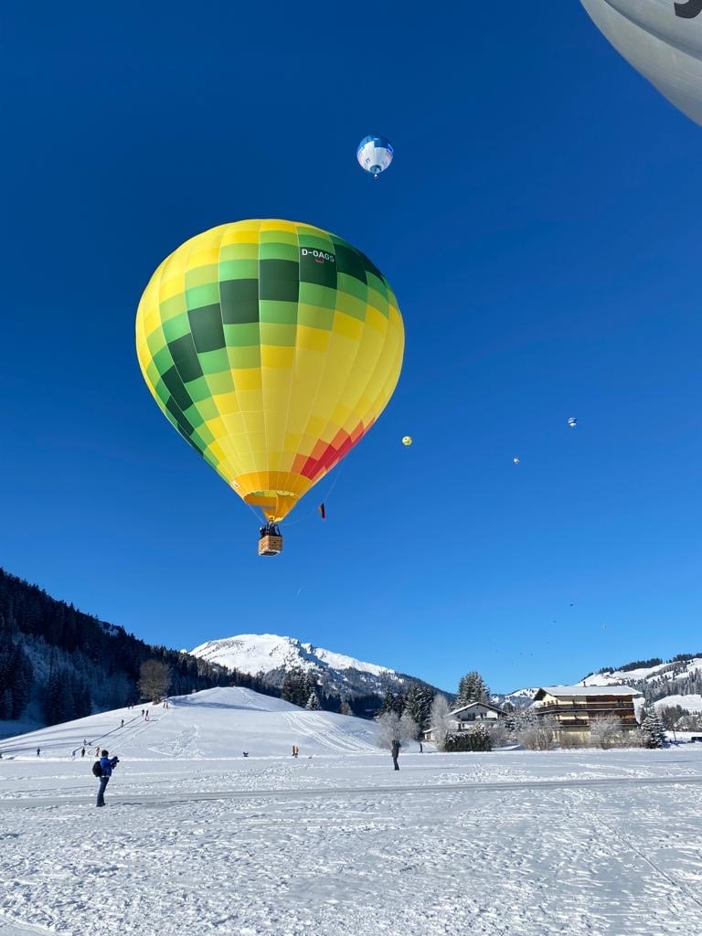 Gelber Ballon in der Luft bei einer Ballonfahrt